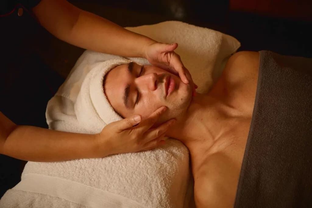 GENTLEMEN’S HOT TOWEL FACIAL